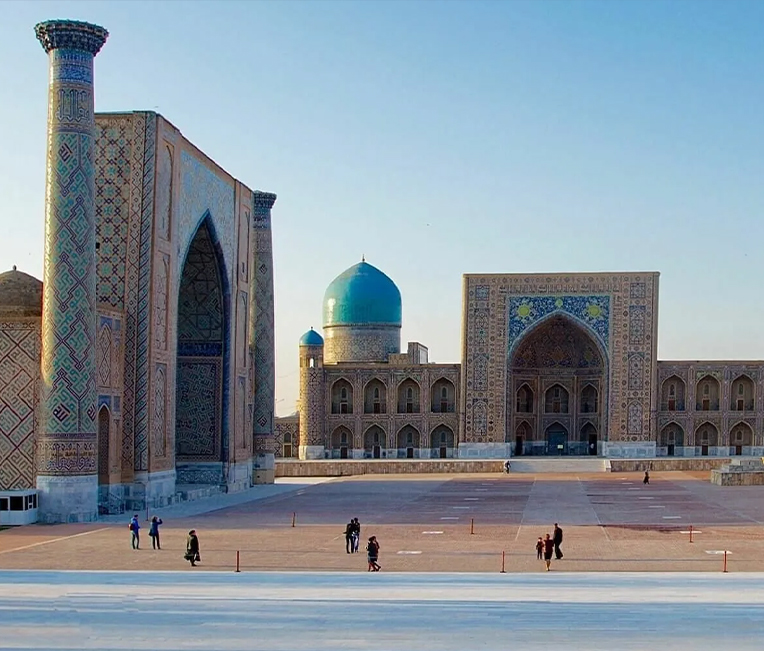 Schilderproject van de monumentale toren van Silk Road Happy World, fase II-project van Silk Road Style City